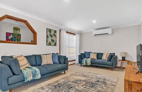 Silverwater House | Renovated 3 bedroom house Close to the lake with room to park your boat!