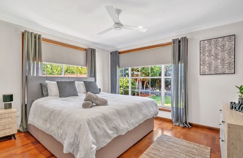 Silverwater House | Renovated 3 bedroom house Close to the lake with room to park your boat!