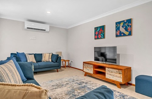 Silverwater House | Renovated 3 bedroom house Close to the lake with room to park your boat!