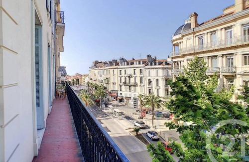 Cannes City Centre Apartment | Stunning spacious 3 bed apartment with Juliette balcony. 5 min walk from Palais