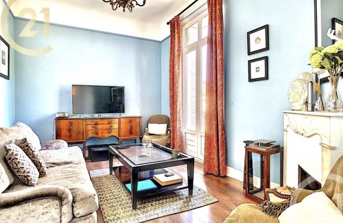 Cannes City Centre Apartment | Stunning spacious 3 bed apartment with Juliette balcony. 5 min walk from Palais