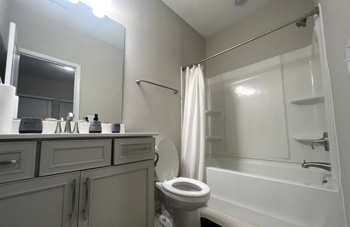 East Raleigh House | Beautiful home 7 min from Downtown, 10 min from PNC Arena, and 18 min from RDU.