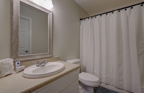 Drayton House | Comfortable home, workspace, close to downtown, schools, and hospitals