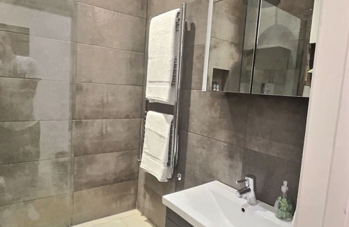 South Twickenham Apartment | Stylish apartment with cinema den. Close to nature parks, riverside and stadium.