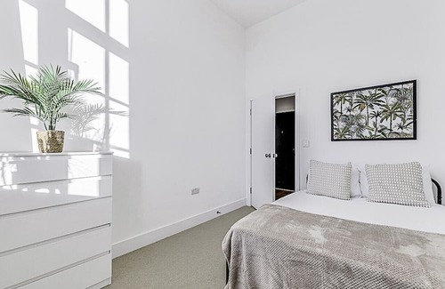Southfield Apartment | Vibrant 2-Bed Flat: Acton's Best Stay!