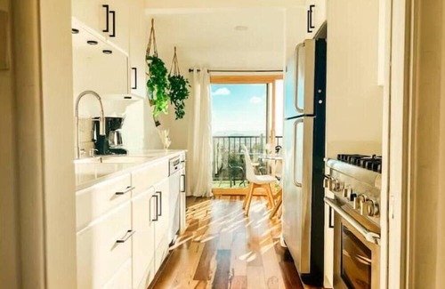 Mission Hills Condo | Modern Hilltop Haven: Great Location, Sea View, Balcony - Family & Work Friendly