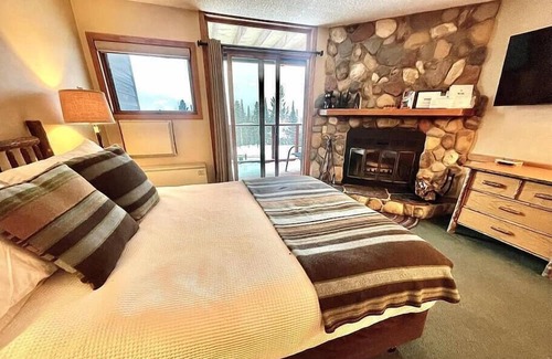 Lutsen Condo | Ski-in/Ski-out, Whirlpool suite, Pool/Hot tub