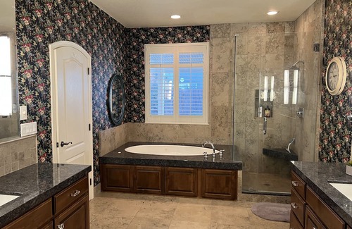 Modesto House | Luxury, modern and cozy home in a friendly neighborhood, close to everywhere!