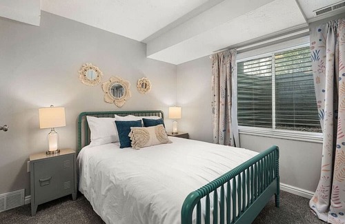 Farmington House | Large Serene Farmington Retreat, Close to Lagoon, SLC, Park City & 8 Ski Resorts