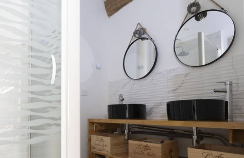 Naujan-et-Postiac House | Vrbo Property