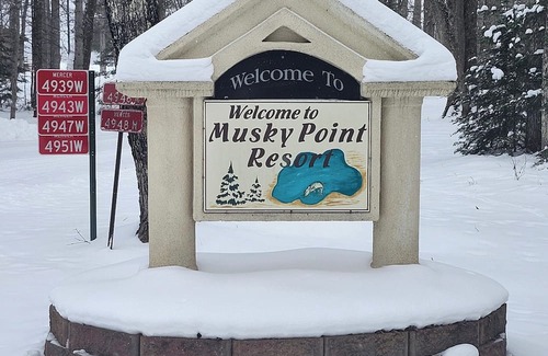 Mercer Cabin | 3 Bedroom with Queen beds plus a pull-out couch just feet from the water!
