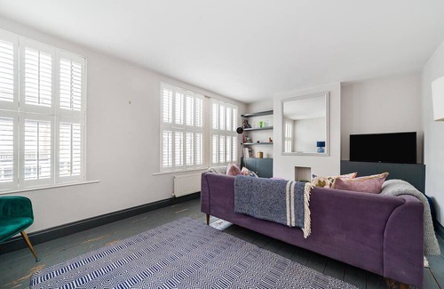 West Hill Apartment | Colourful Southfields Charm