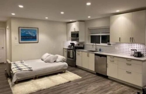 Halfmoon Bay House | A beautiful summer 1 brm cottage located in Halfmoon Bay Resort fully furnished.