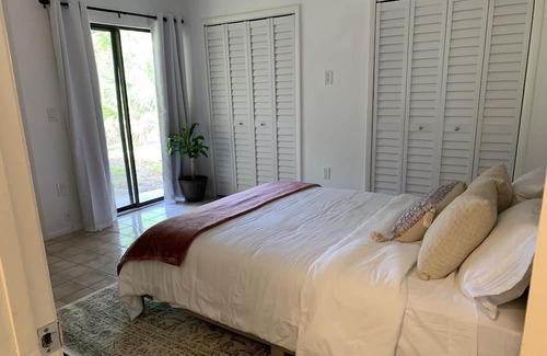 Bayou Oaks Condo | Peaceful Sarasota 2/2 Villa w/Screened Porch Close to Everything