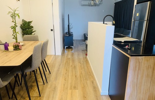 Ranui House | Ensuite closer to trains and takeaways