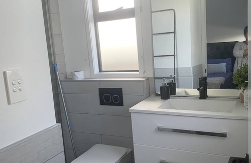 Ranui House | Ensuite closer to trains and takeaways