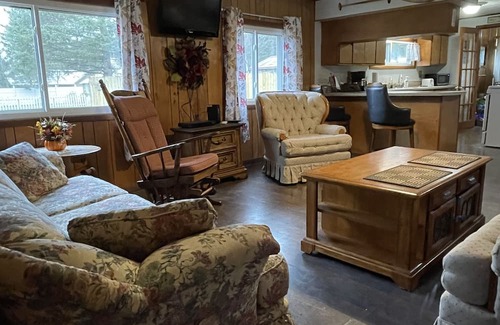 Mio Cabin | Classy log cabin. 3 bedroom. Great for hunting, fishing or kayaking.