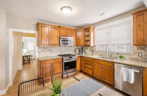 South Salt Lake House | Cozy Home Away From Home! Cute Neighborhood - Off Street Parking