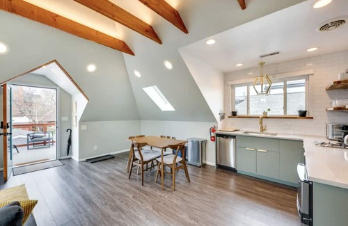 Cole House | HOT TUB! Beautifully renovated attic loft in the heart of Cole!