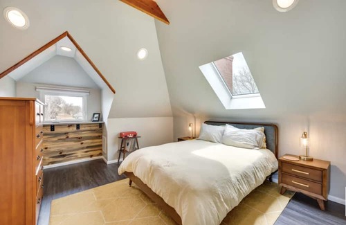 Cole House | HOT TUB! Beautifully renovated attic loft in the heart of Cole!