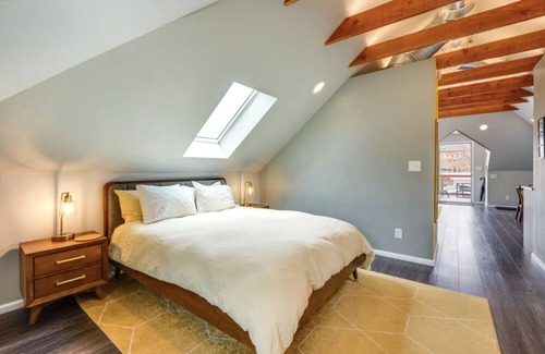 Cole House | HOT TUB! Beautifully renovated attic loft in the heart of Cole!