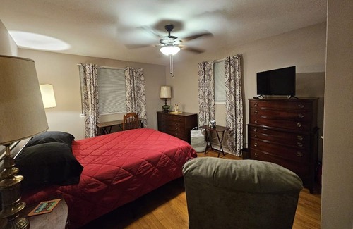 Capitol Heights House | Minutes to DC Capitol Hill. Metro. Perfect for Family Vacay & Remote travel.