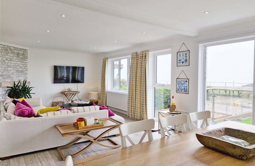 Middleton-on-Sea Cottage | Braganza - a family house that sleeps 9 guests in 4 bedrooms
