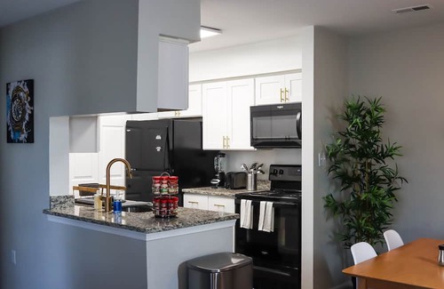 North Central Apartment | Luxury Apartment - 10 min from oceanfront
