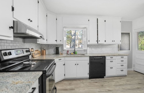 Hattiesburg House | Renovated Cozy Comfort Zoo & USM