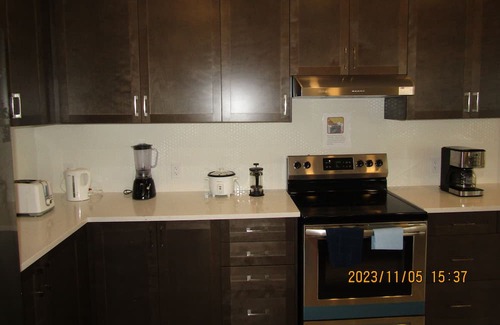 Ottawa Division House | New Modern & Classy 4BD/3.5 Bath Townhome|SelfCheck-In+Parking & Kitchen-Kanata