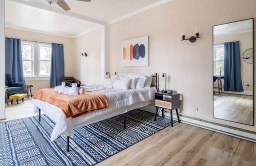 Dayton Apartment | BIG Room by UD+LUX Queenbed+Wifi+Prkg+Kitchenette
