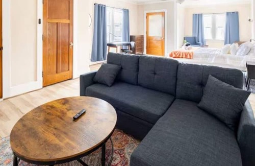 Dayton Apartment | BIG Room by UD+LUX Queenbed+Wifi+Prkg+Kitchenette