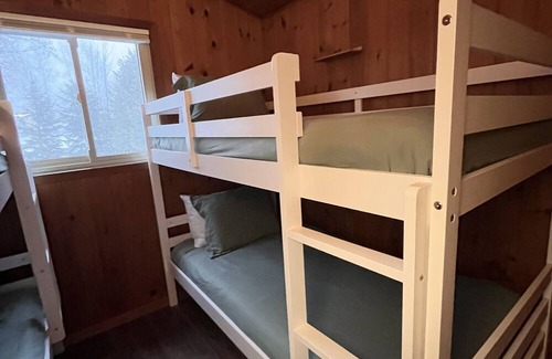 Omemee Cottage | Kawartha Lakeside Haven. Cozy waterfront cottage, pet friendly retreat