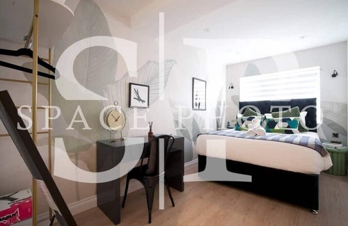 Uxbridge South Apartment | Tranquil Foliage Haven: Stylish 1BR Apartment