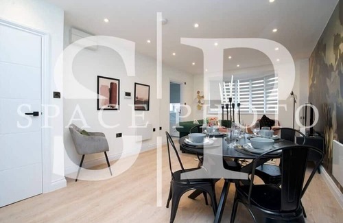 Uxbridge South Apartment | Tranquil Foliage Haven: Stylish 1BR Apartment