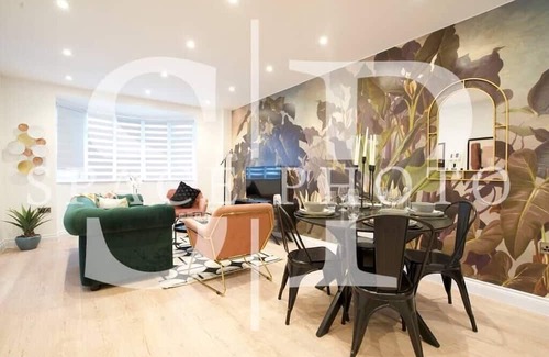 Uxbridge South Apartment | Tranquil Foliage Haven: Stylish 1BR Apartment