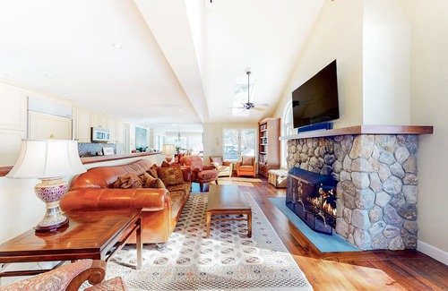 North Bridgton Condo | Luxurious condo on Long Lake, just steps away from large association beach!