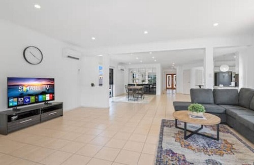 Helensvale House | Waterfront House w/ Pool & Brand-new Furnitures!