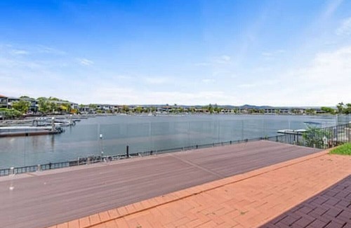 Helensvale House | Waterfront House w/ Pool & Brand-new Furnitures!