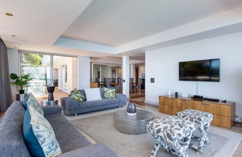 Bantry Bay Apartment | Expansive Three Bedroom Clifton Apartment with Breathtaking views