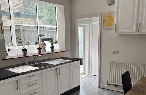Balham Apartment | Balham South Lndn Spacious Guest House 2