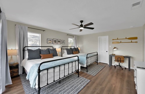 Montgomery House | ★★ LUXE LAKEFRONT RETREAT- 8 Beds - Firepit + Family Friendly! - Boat Launch ★★