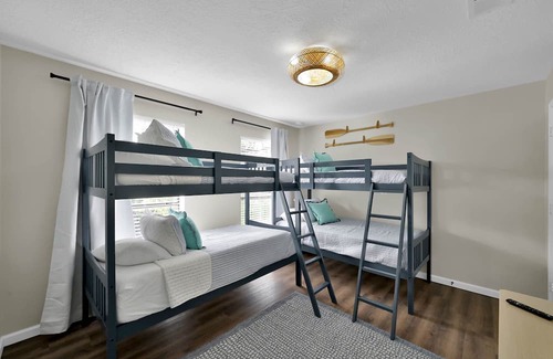Montgomery House | ★★ LUXE LAKEFRONT RETREAT- 8 Beds - Firepit + Family Friendly! - Boat Launch ★★