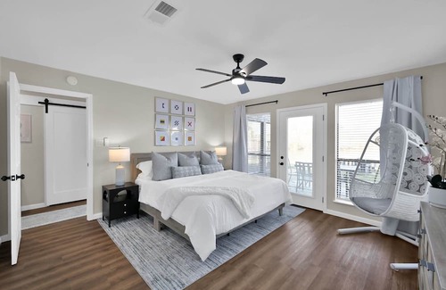 Montgomery House | ★★ LUXE LAKEFRONT RETREAT- 8 Beds - Firepit + Family Friendly! - Boat Launch ★★