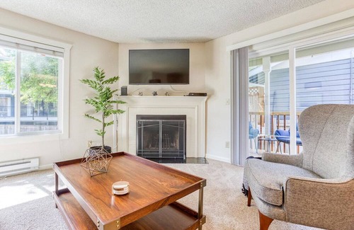 Moss Bay Apartment | Outstanding Kirkland 2BR w/ Deck & Yard, nr Waterfront, by Blueground