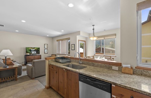Leavenworth House | Alpine Views, Two Suites Grace Luxury Chalet Townhome in Heart of Leavenworth!