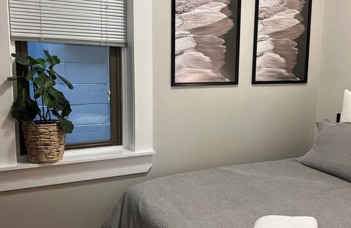 Wicker Park Condo | Beautiful, Clean 2BD/1BA private entrance+parking