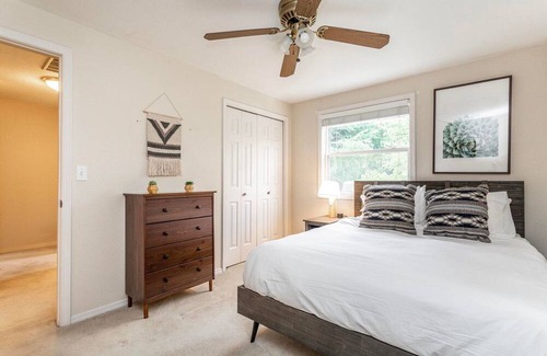 Covington House | Sleek Kent 3BR w/ Patio & Garage, nr Botanical Garden, by Blueground