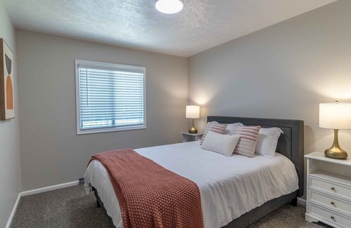 Millard House | Spacious 4 bedroom home sleeps 12 - ideal for CWS