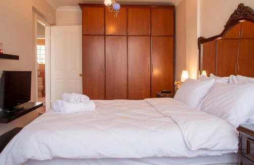 Cigli Apartment | Spacious Detached House with Garden in Izmir
